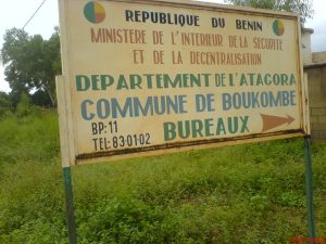 Plaque indiquant la commune de Boukombé, principale région de production du Fonio au Bénin